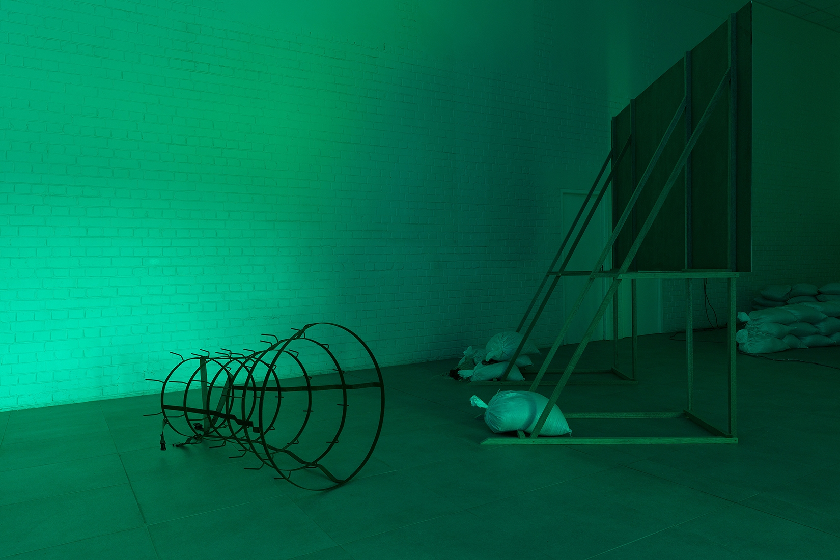 http://mail.abrideswardt.com/files/gimgs/th-81_Installation view Abri de Swardt, Kammakamma (2022-2024), Synchronised two-channel projection, configurable screens, sand from Macassar Dunes, and costumes, 16’54 min 8.jpg